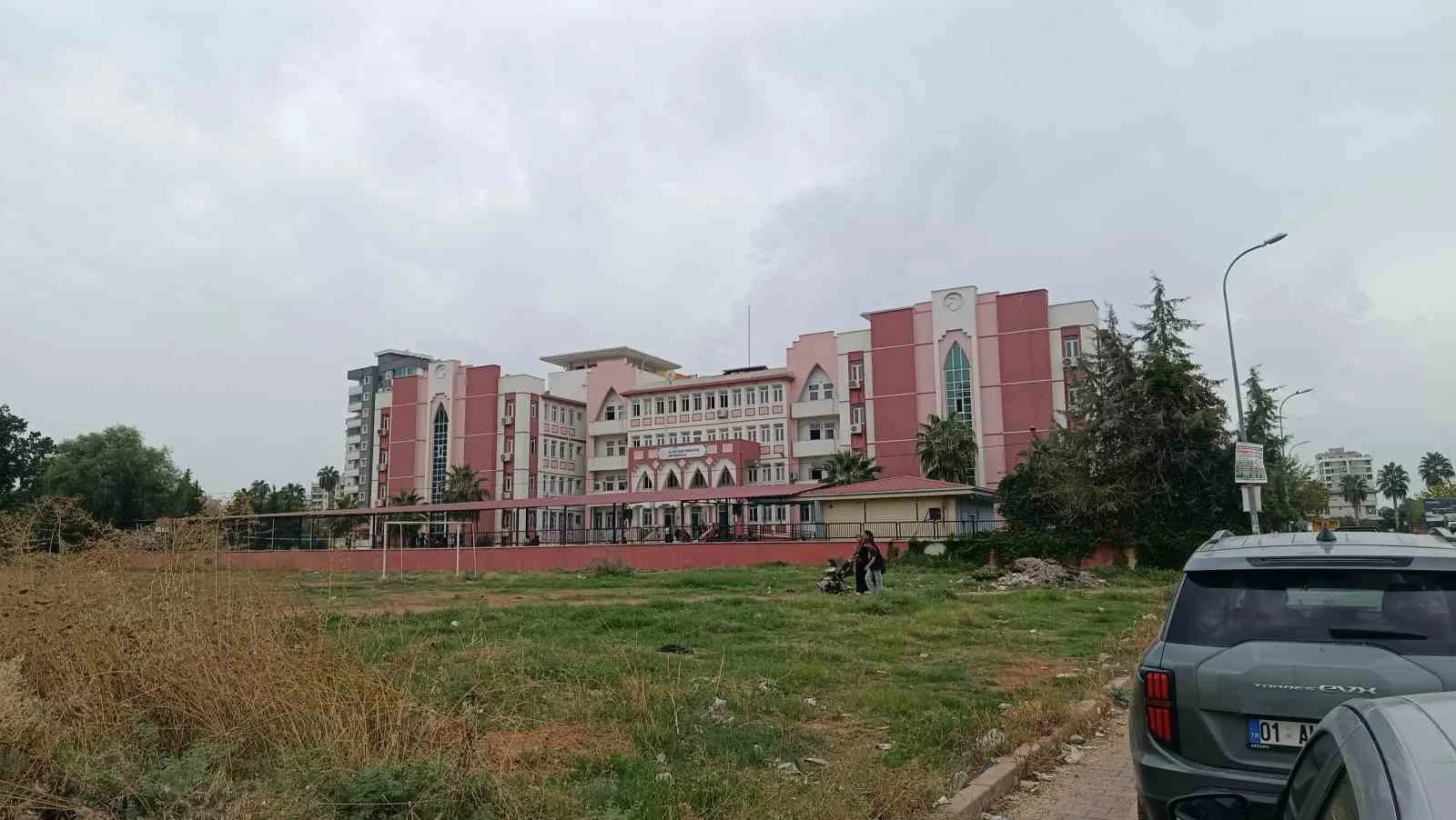 Adana’da okulda dedikodu kavgası: Kız öğrenci arkadaşını ekmek bıçağıyla yaraladı