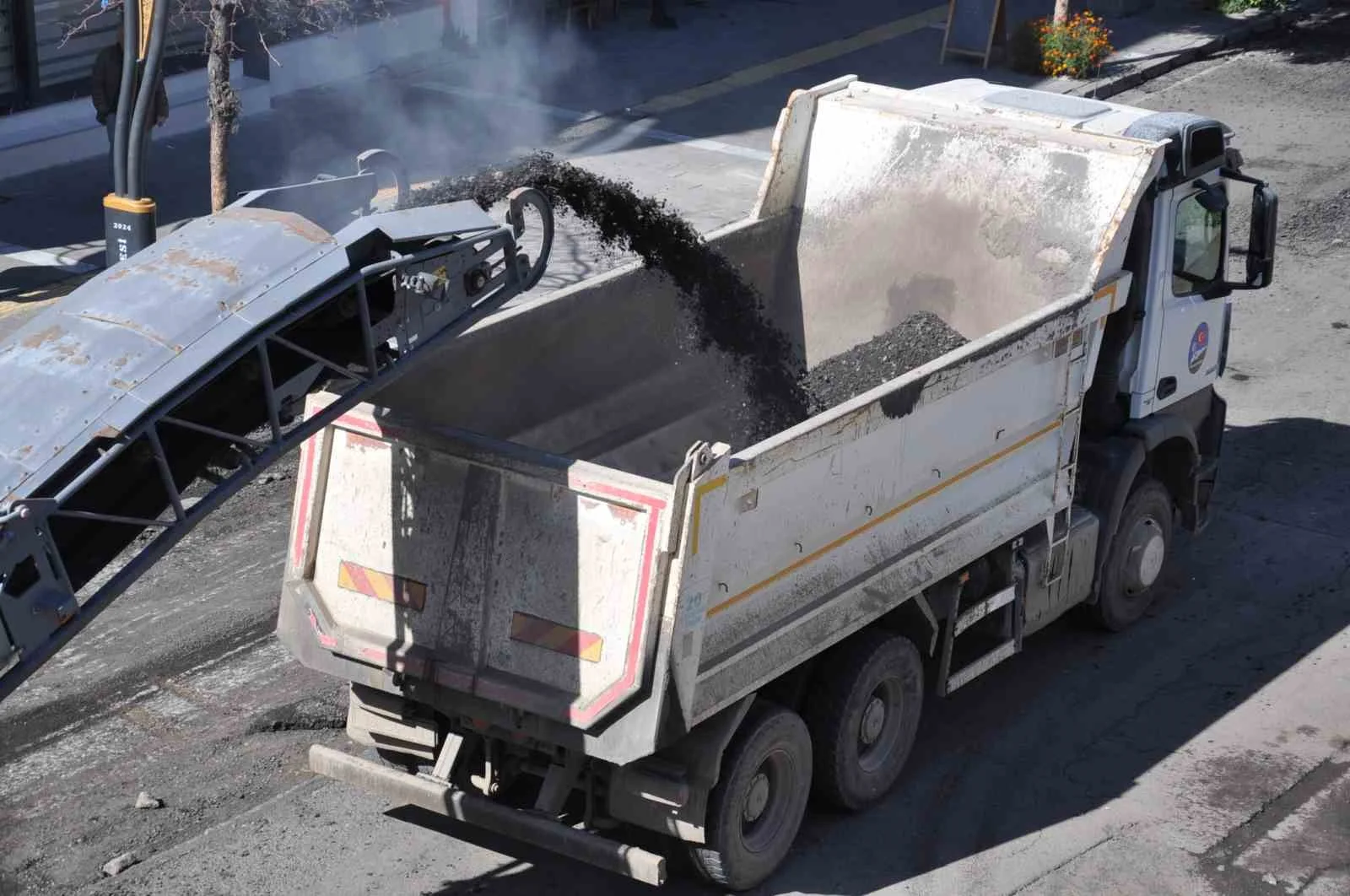 Kars’ta kar yağmadan asfalt seferberliği: Kazımpaşa Caddesi’nde söküm başladı