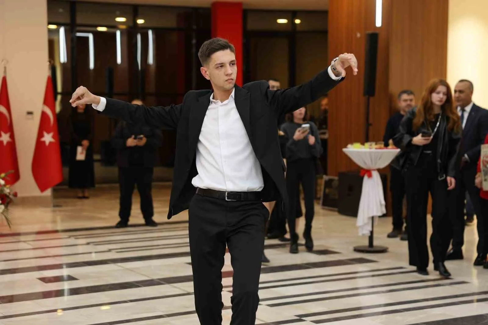 Cumhuriyet Balosunda vals ve zeybek bir arada