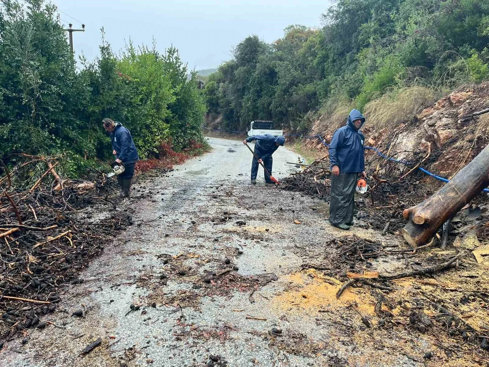 Marmaris’te sağanak sonrası belediye ekiplerinden müdahale