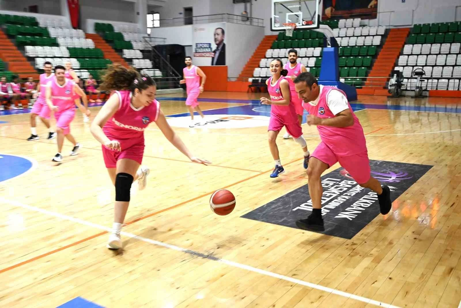 Bodrum kadın basketbol takımı ve doktorlar meme farkındalığı için maç yaptı