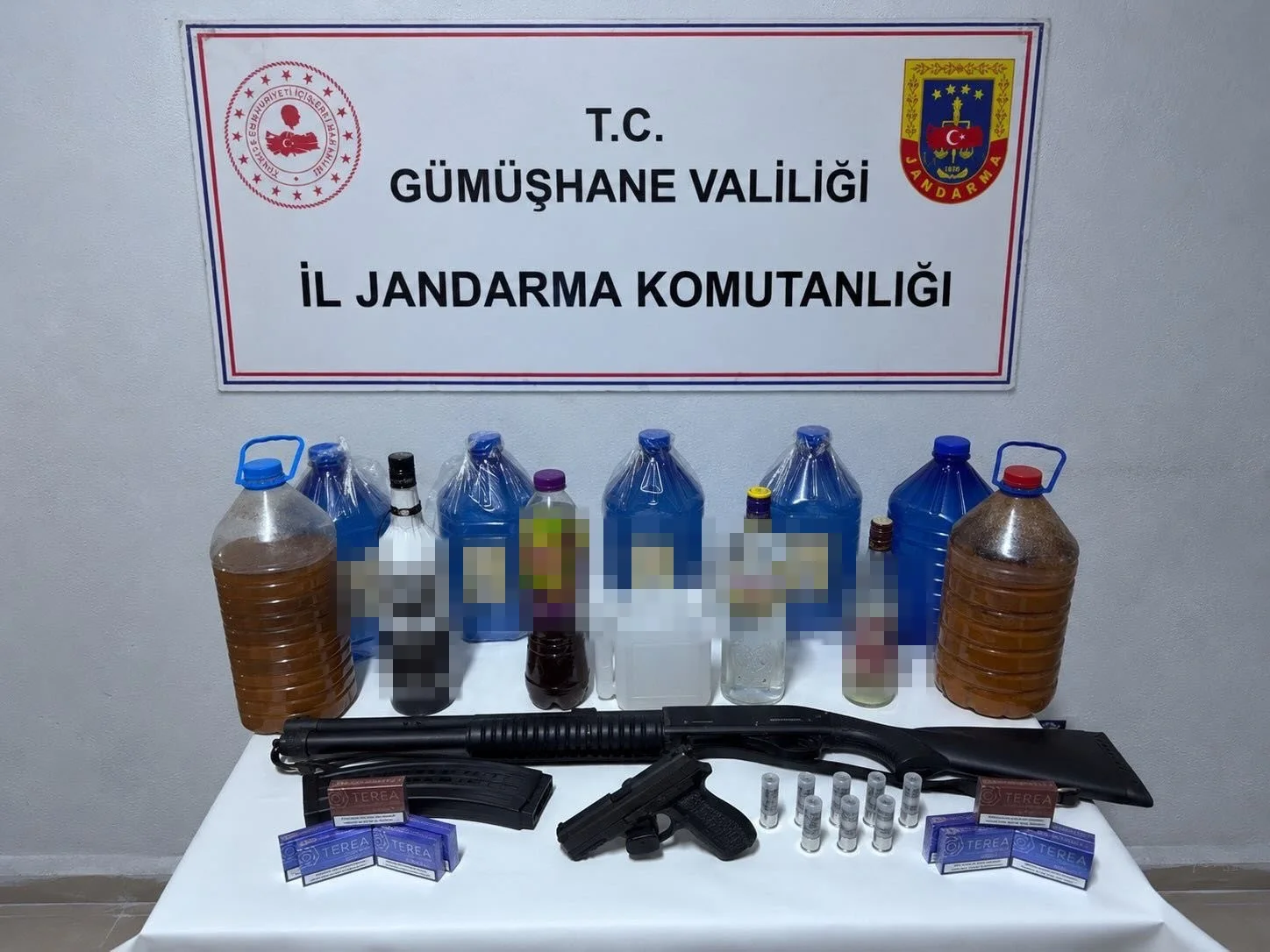 Gümüşhane’de kaçak silah ve içki operasyonu