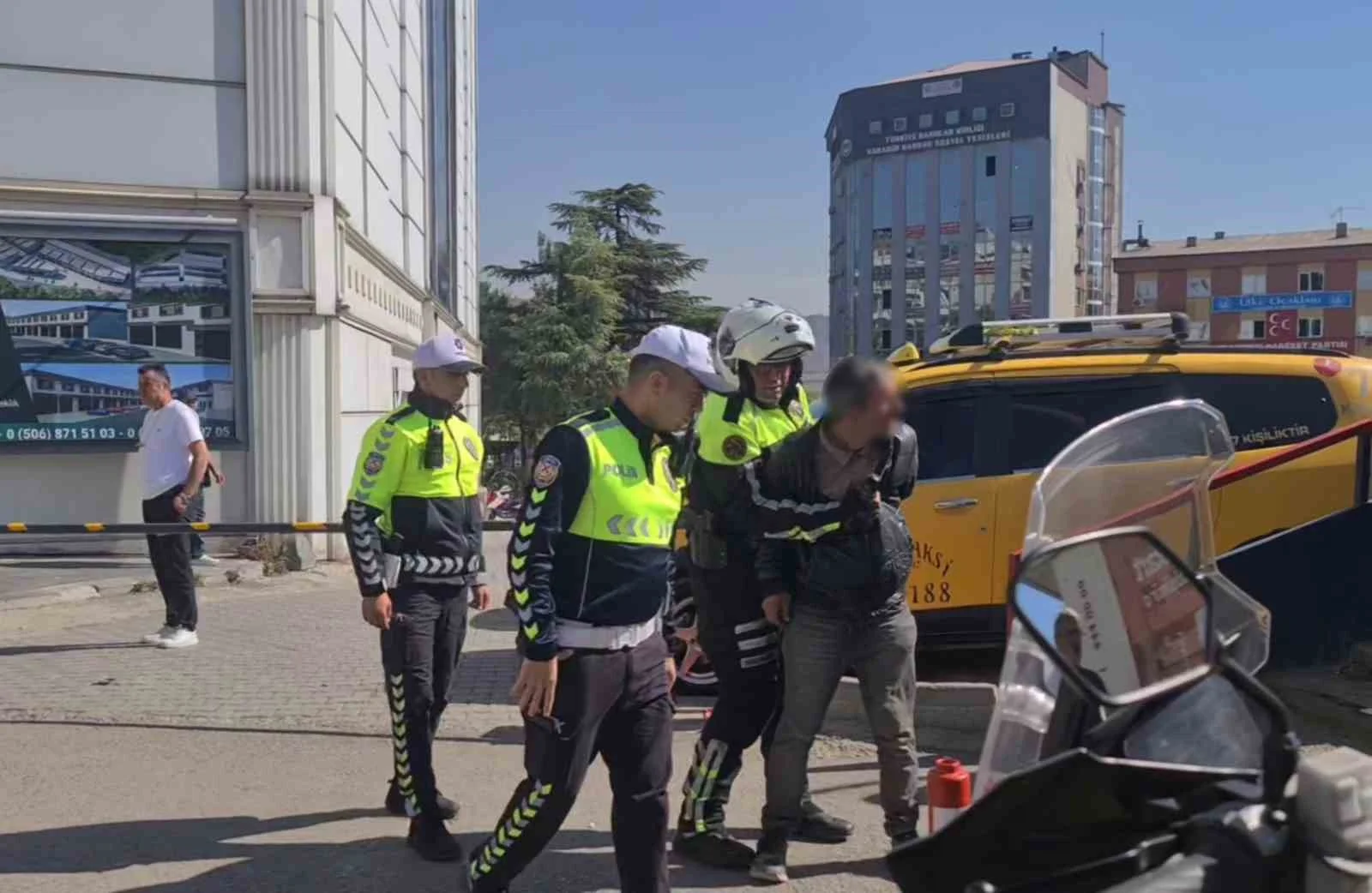 Karabük’te elindeki bıçağı boğazına dayayan şahsa polis müdahale etti
