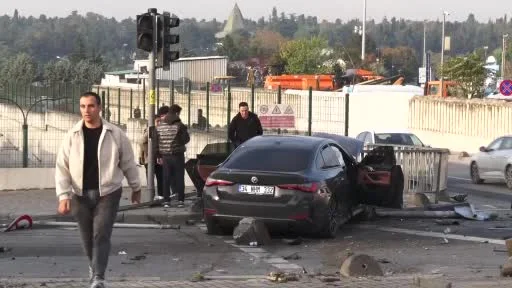Eyüpsultan’da kazada 4 kişi yaralandı: Baba kızına sarıldı, olay yerine gelen anne fenalaştı