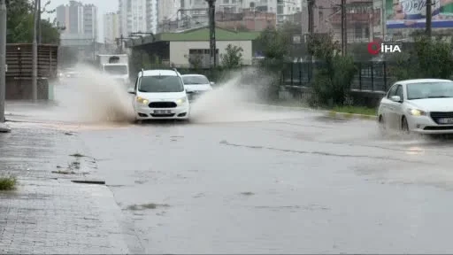 Adana’da yollar göle döndü
