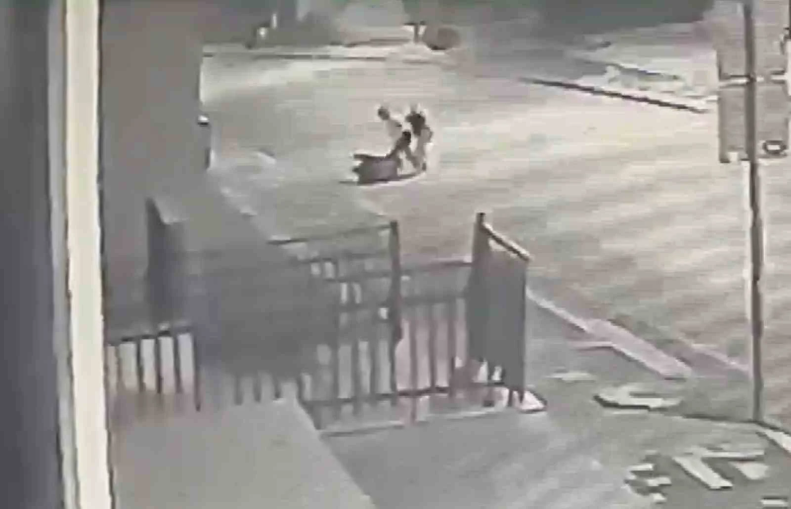 Aksaray’da bir kadın, 2 kadın tarafından yol ortasında böyle darp edildi