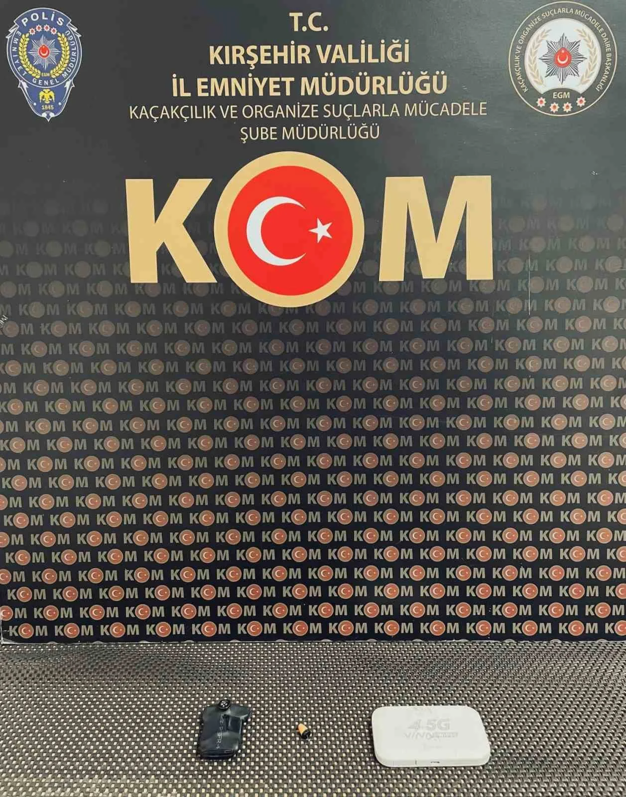 Sürücü belgesi sınavında kopya düzeneğiyle yakalandılar