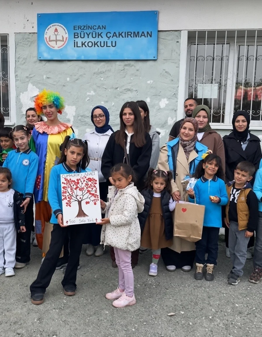 Erzincan’da üniversiteli gönüllüler köy okulundaki çocukları sevindirdi