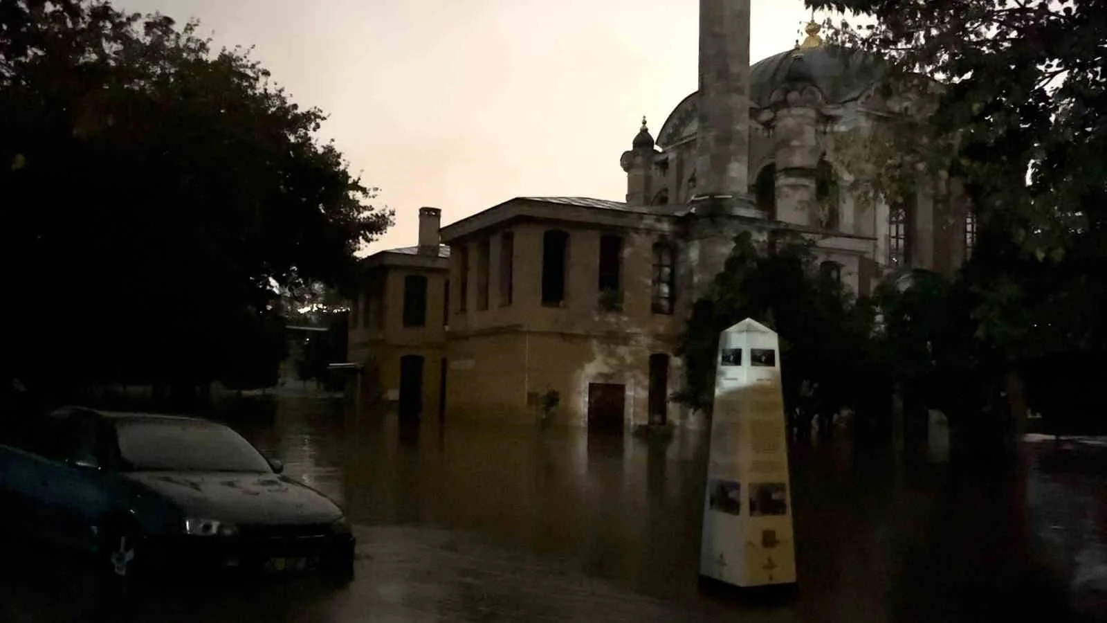 Tarihi Sadabat Camisi ve Sedef Atölyesi sular altında kaldı