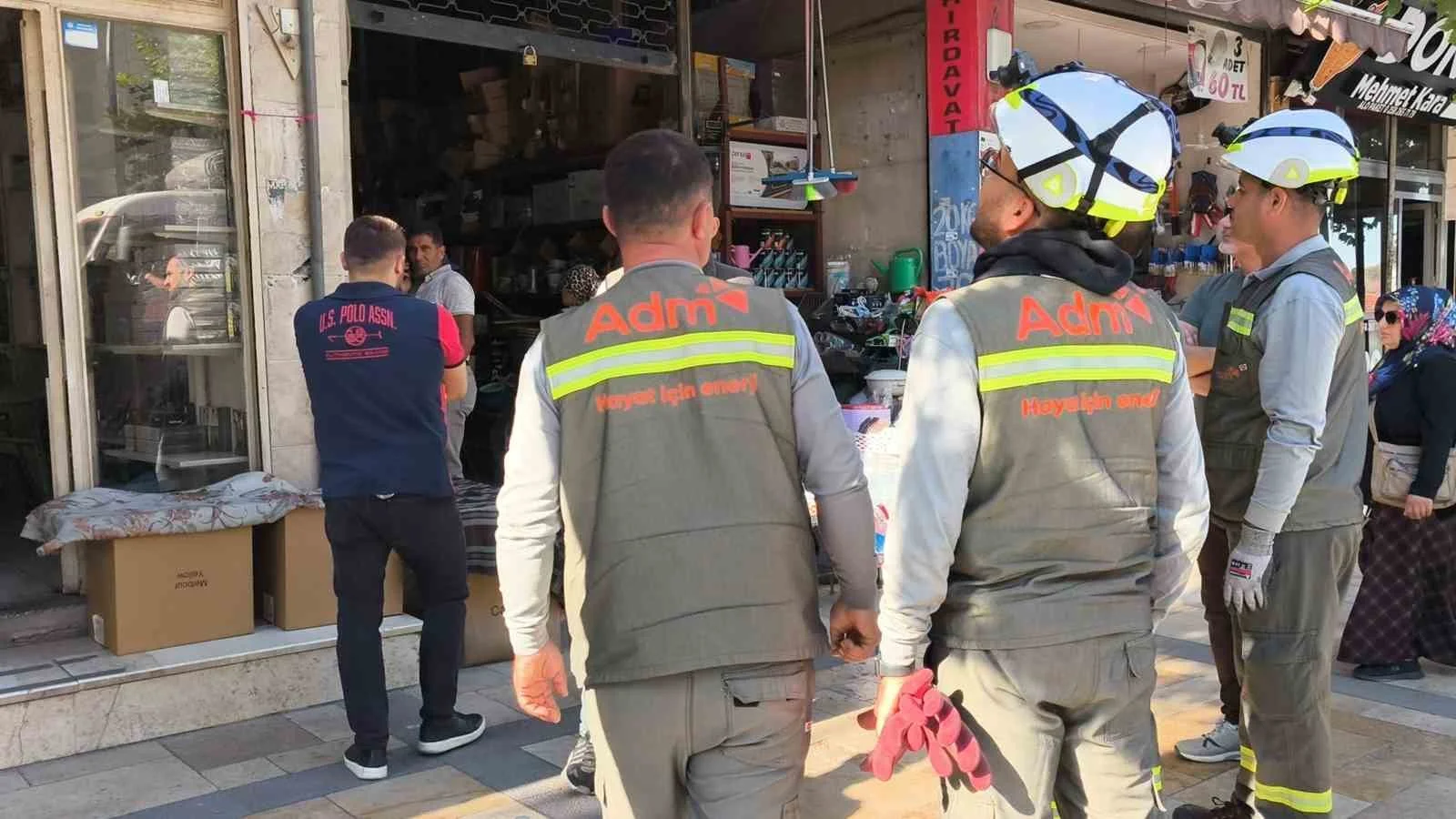 Denizli’de hukuki sürecin devam ettiği iş hanında yıkım hazırlıkları esnafı ayağa kaldırdı