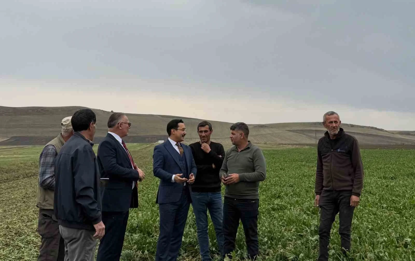 Akyaka Kaymakamı Demirtaş, şeker pancarı hasadına katıldı