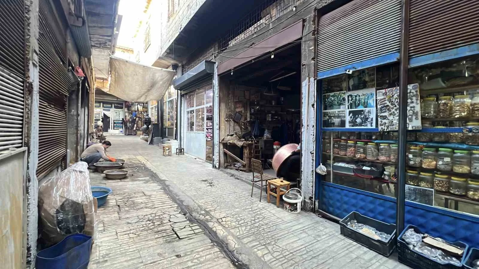 45 yıldır bakıra çekiç vuruyor, kaybolmaya yüz tutan mesleğini yaşatmaya çalışıyor