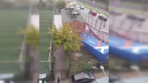 Sultangazi’de kontrolden çıkan tır, karşı şeride geçerek iki araca çarptı ardından yaklaşık 5 metre yükseklikten aşağı uçtu