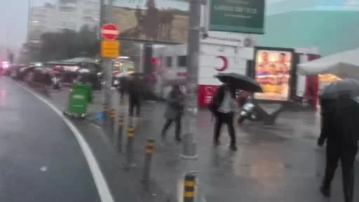 Yağış sonrası toplu taşıma duraklarında uzun kuyruklar oluştu