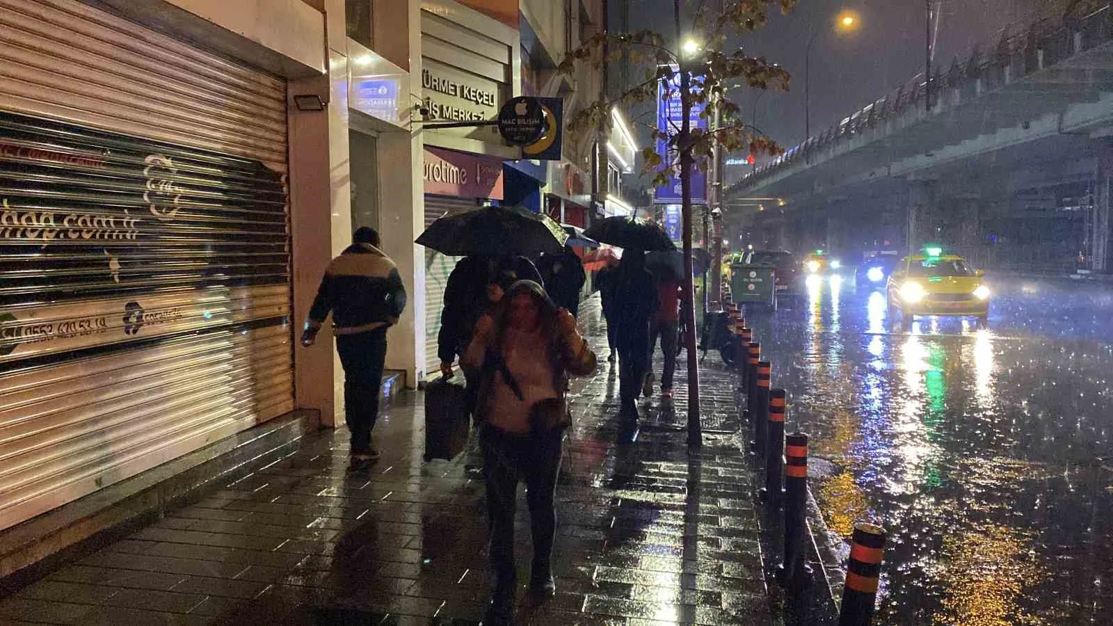 İstanbul’da sabahın erken saatlerinde sağanak yağış etkisini gösterdi