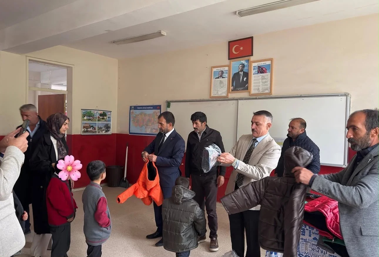 Patnos’ta öğrencilere mont ve bot desteği
