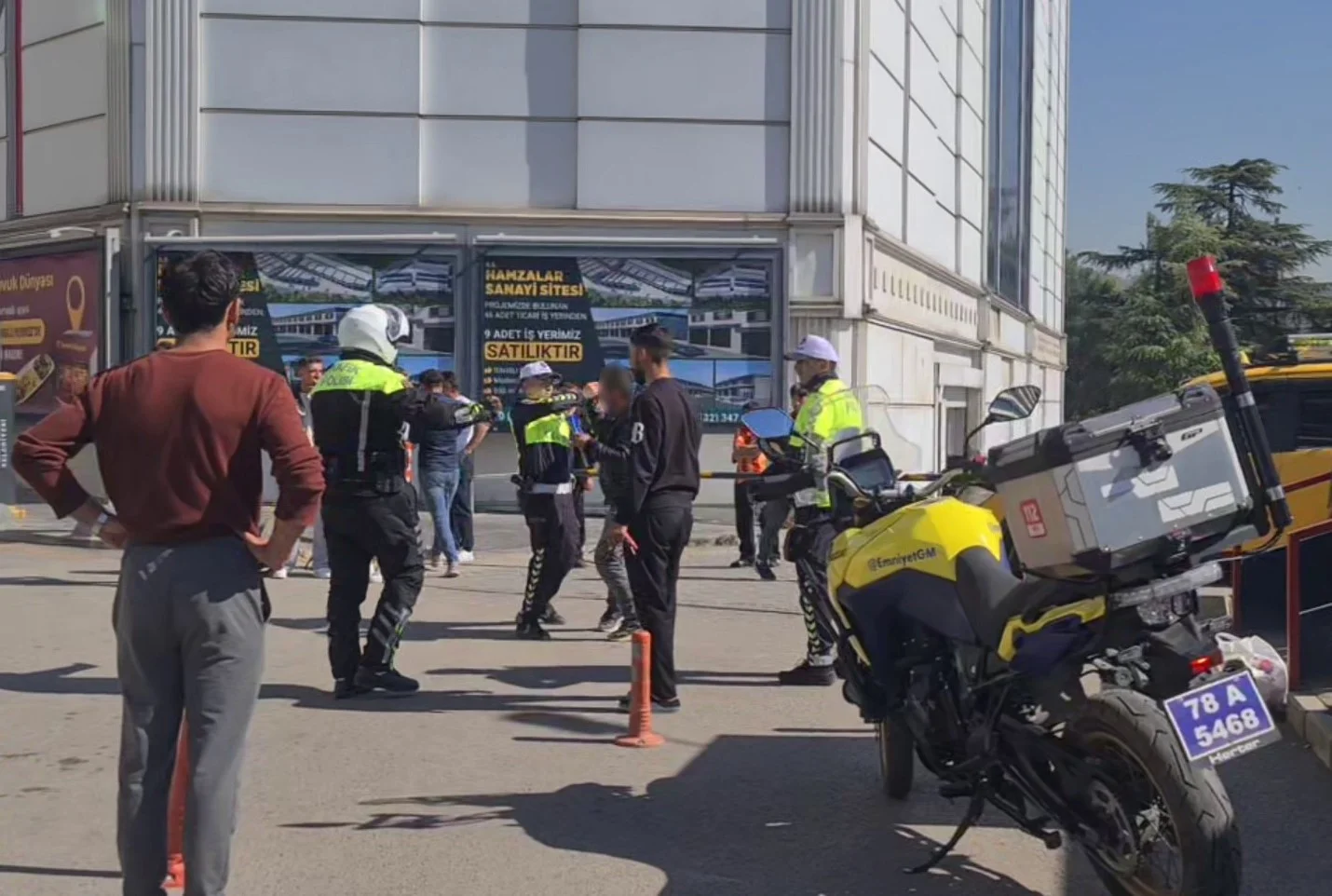 Karabük’te elindeki bıçağı boğazına dayayan şahsa polis müdahale etti