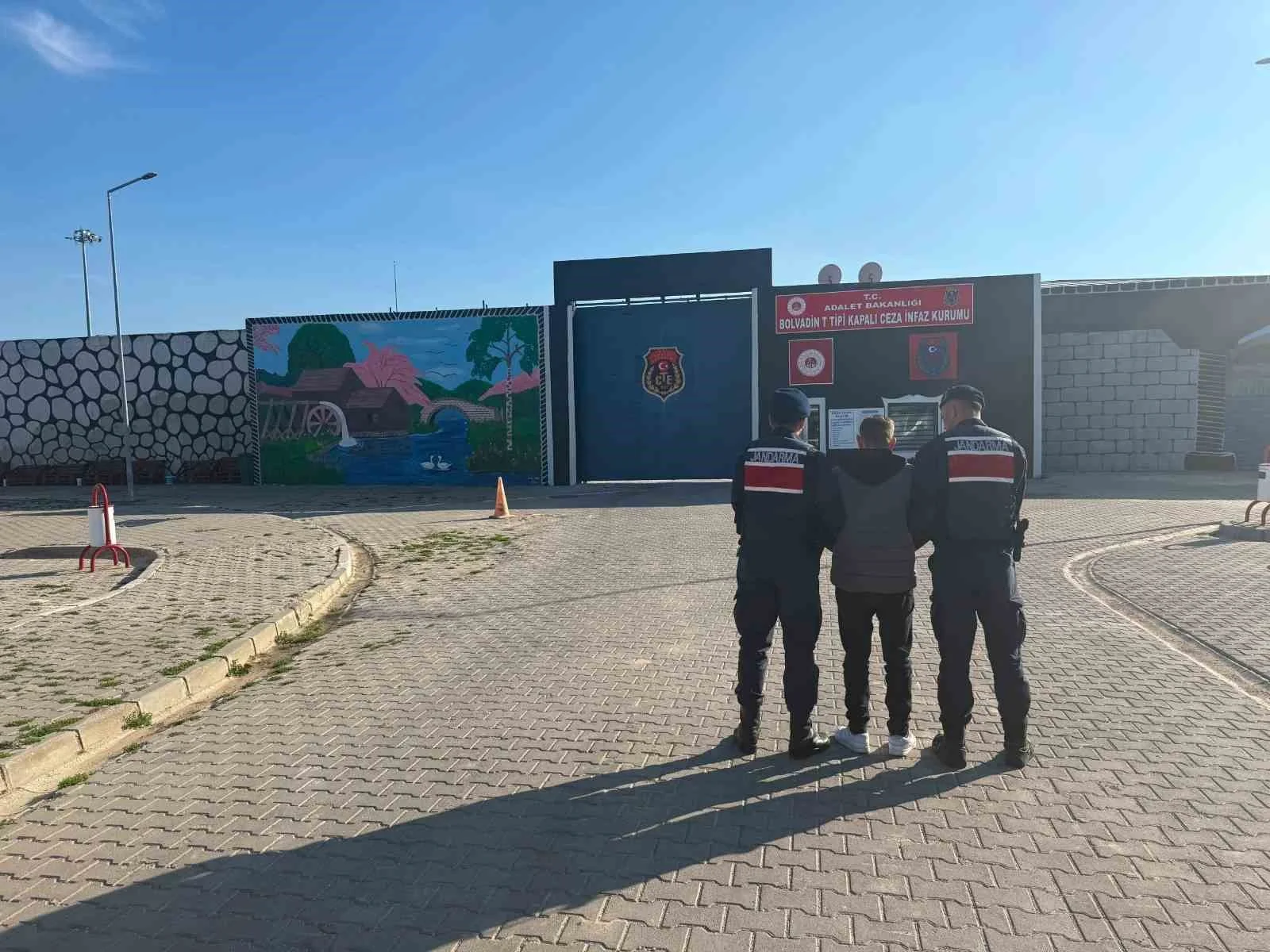 Jandarma çeşitli suçlardan aranan 66 kişiyi yakaladı