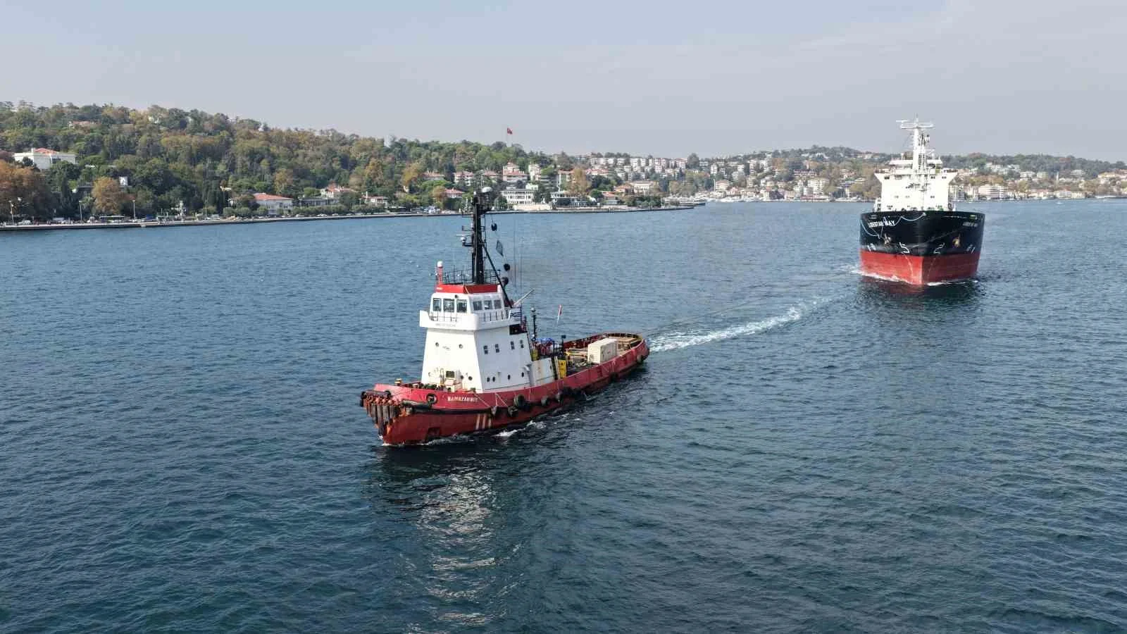 Karadeniz’de vurulan iki gemi İstanbul Boğazı’ndan geçti
