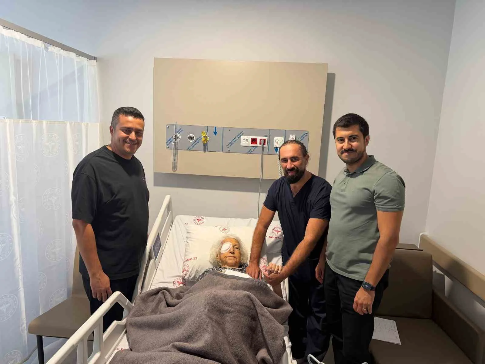 Marmaris Devlet Hastanesi’nde 93 yaşındaki hastaya başarılı göz ameliyatı
