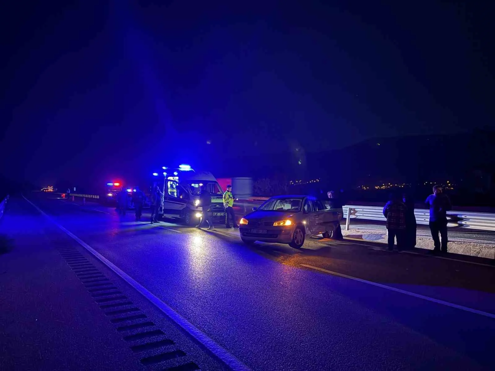 Kastamonu’da otomobil önce bariyerlere, sonra otobüse çarptı: 2 yaralı