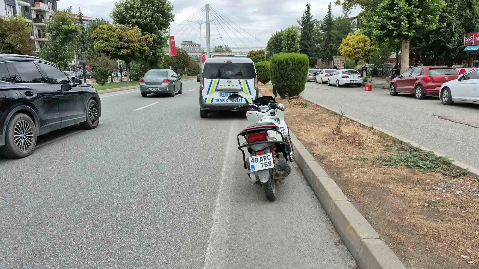 Motosiklet yayaya çarptı: 1’i ağır 2 yaralı