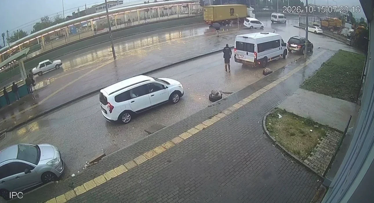 Bursa’da tırın dorsesi kontrolden çıktı...Kaza anı kamerada