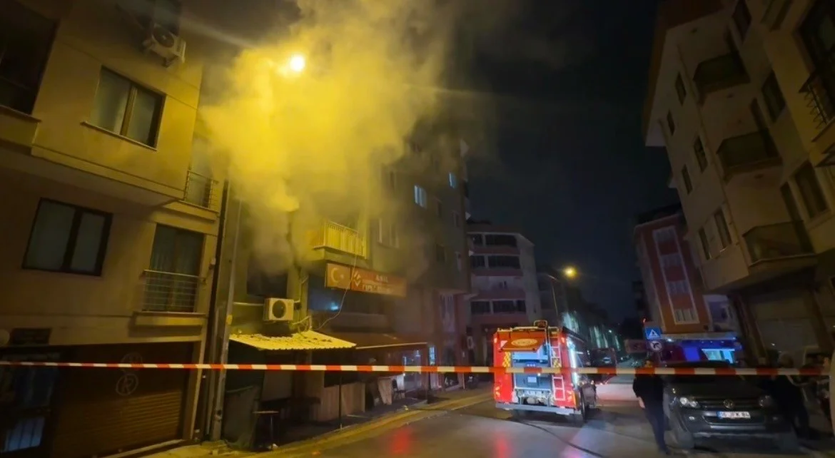 Kıraathanede gece yarısı çıkan yangın korkuttu