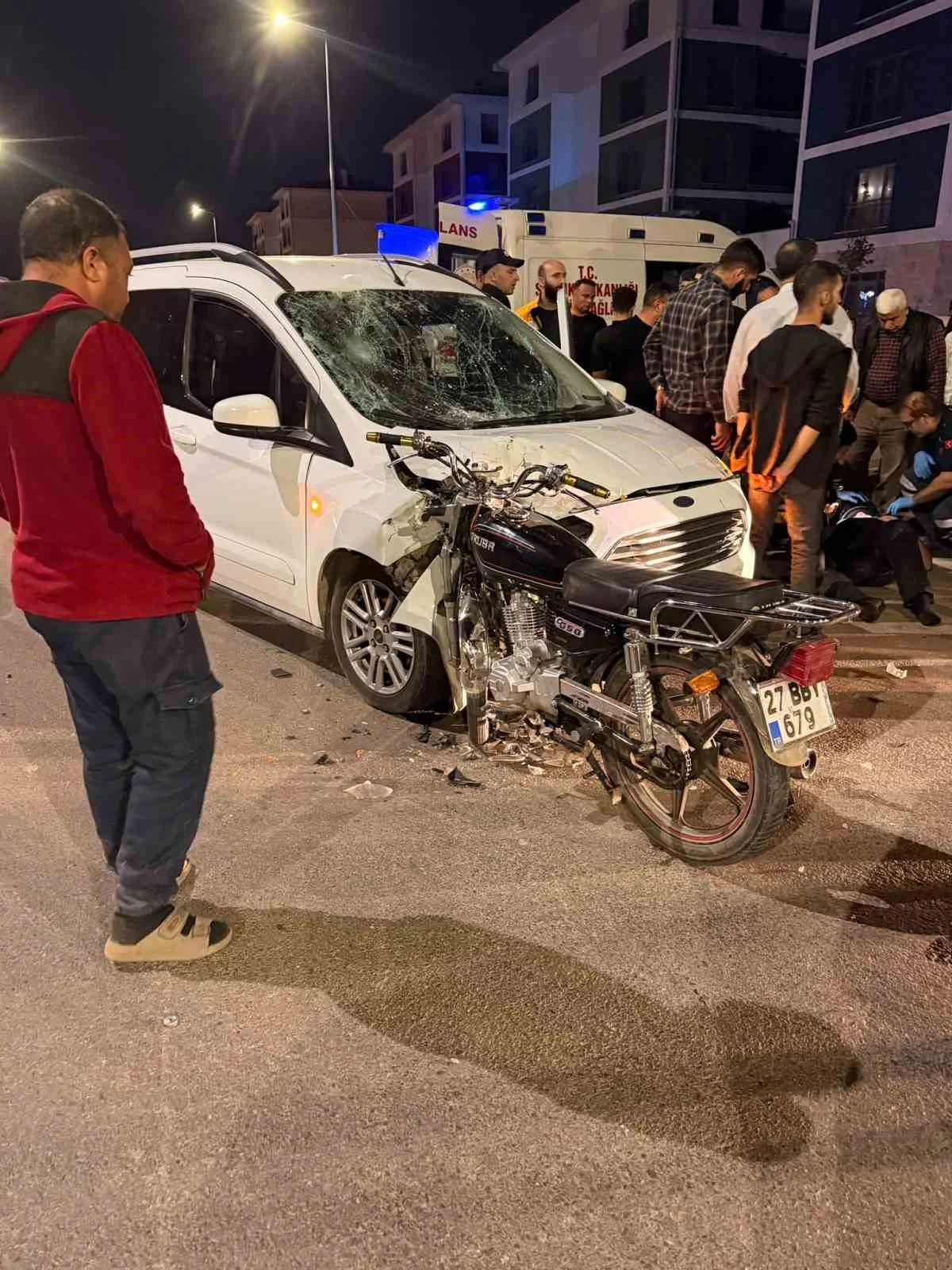 Hafif ticari araç ile motosiklet çarpıştı: 1 yaralı