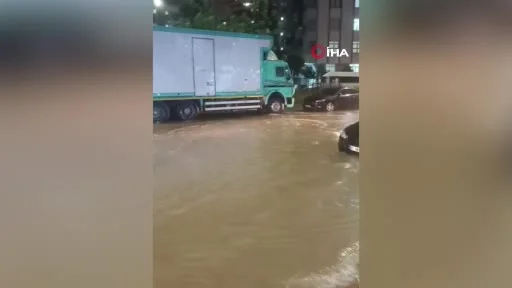 Adana’da sağanak ve fırtına: Çatılar uçtu, güneş enerjisi sistemi koptu