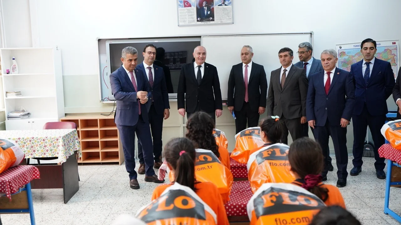 TOBB ve ETSO’dan sosyal sorumluluk kapsamında 250 öğrenciye bot ve mont desteği