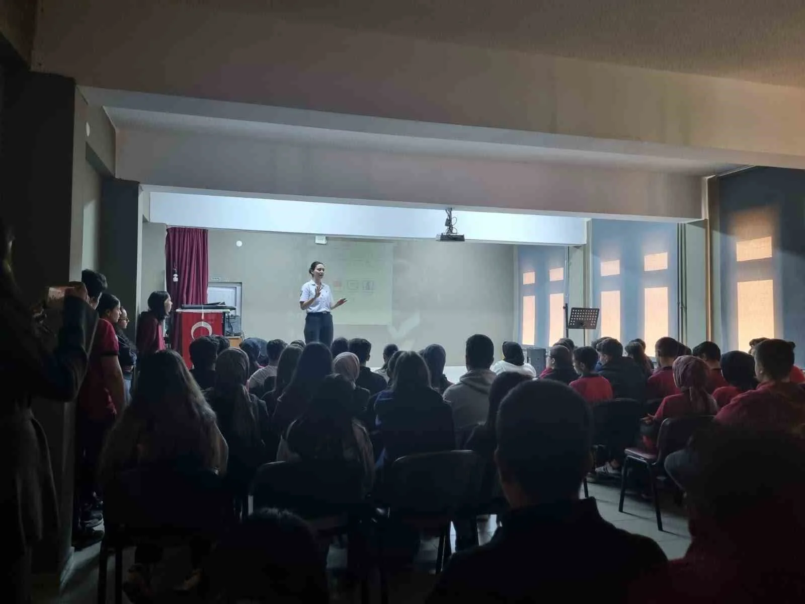 Manisa’da jandarmadan öğrencilere ‘Siber Zorbalık’ semineri