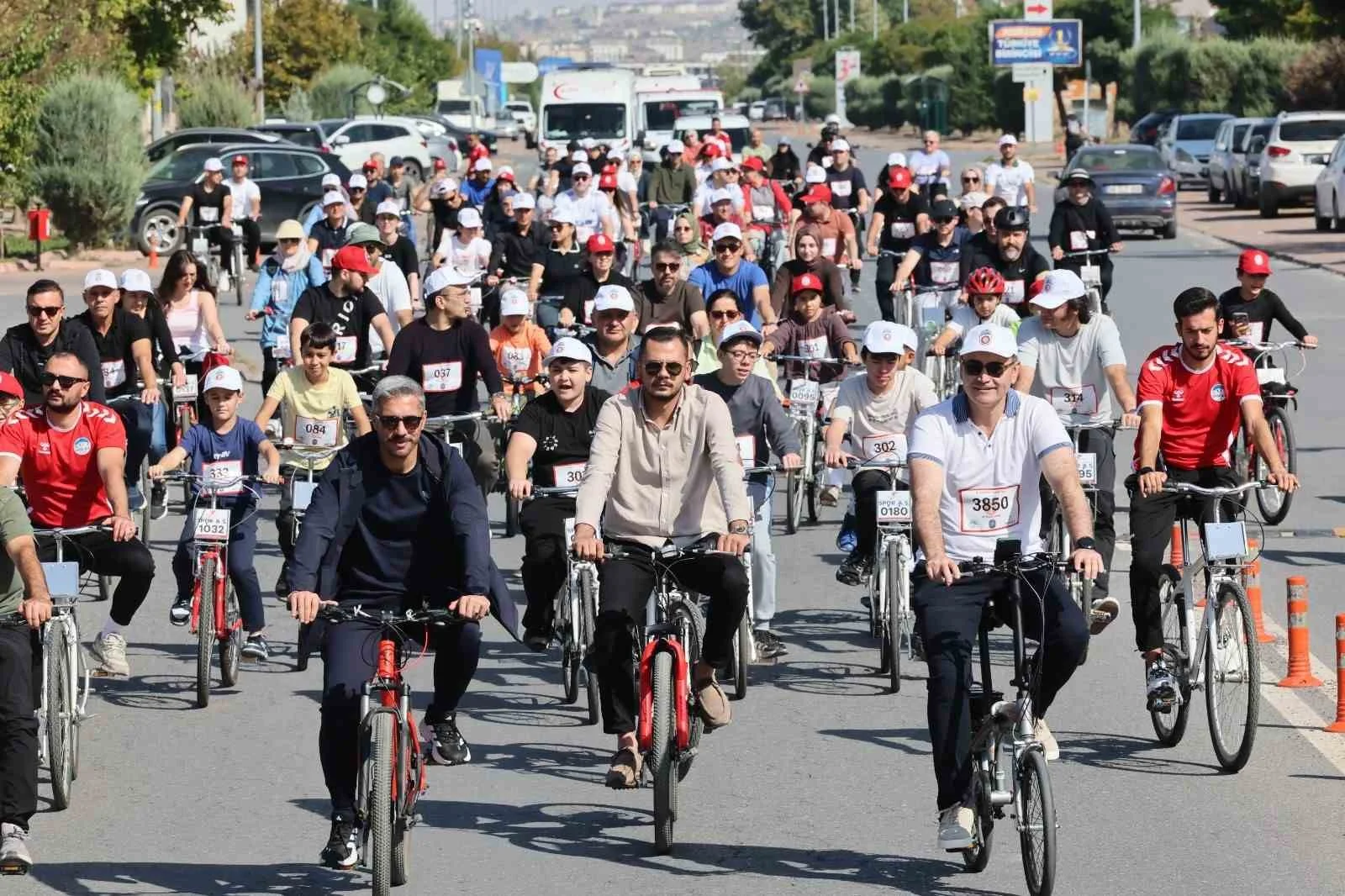 Hekimler, bisiklet turunda pedal çevirdi