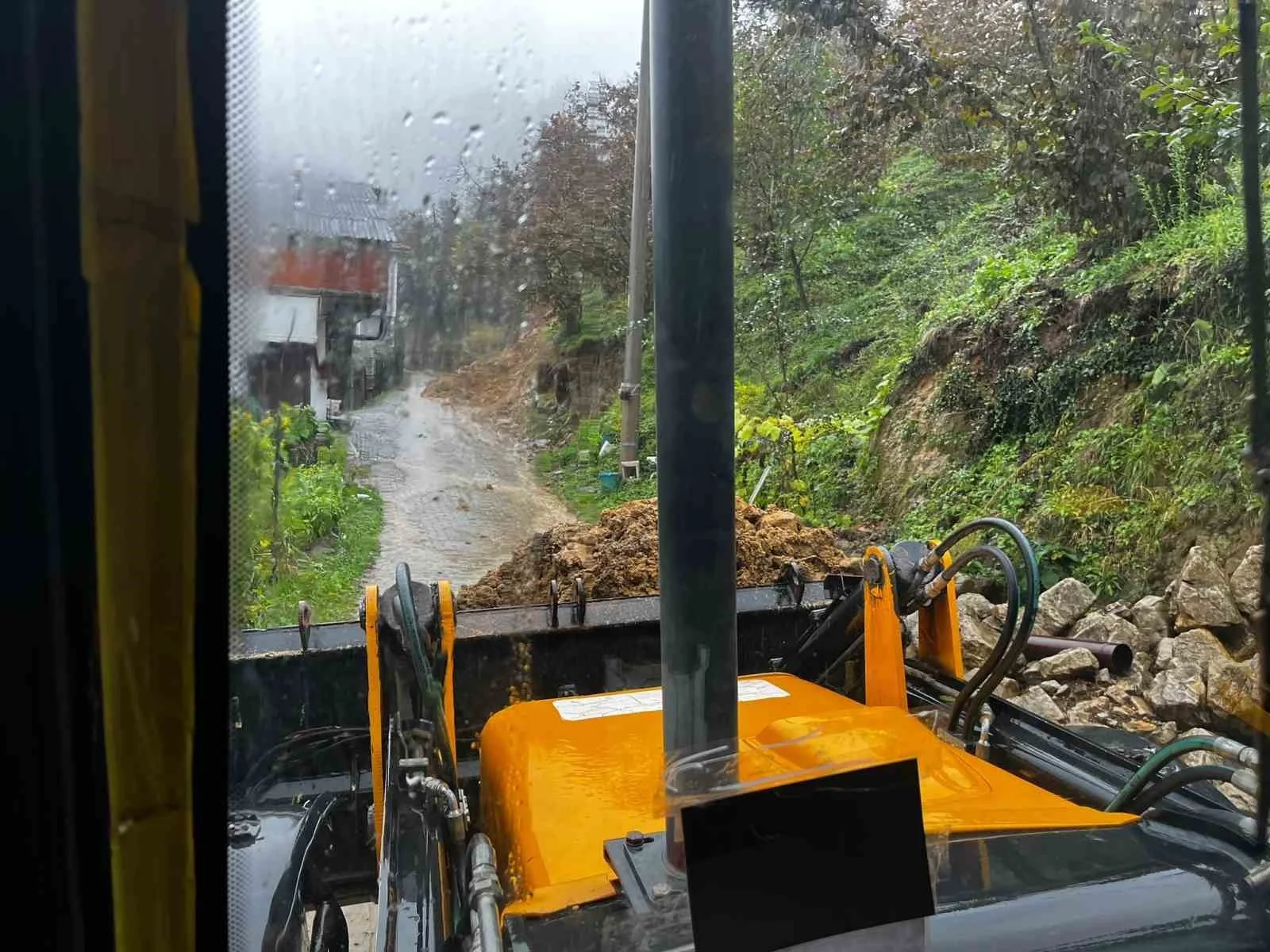 Akçakoca’da toprak kayması sonrası yol güvenliği sağlandı