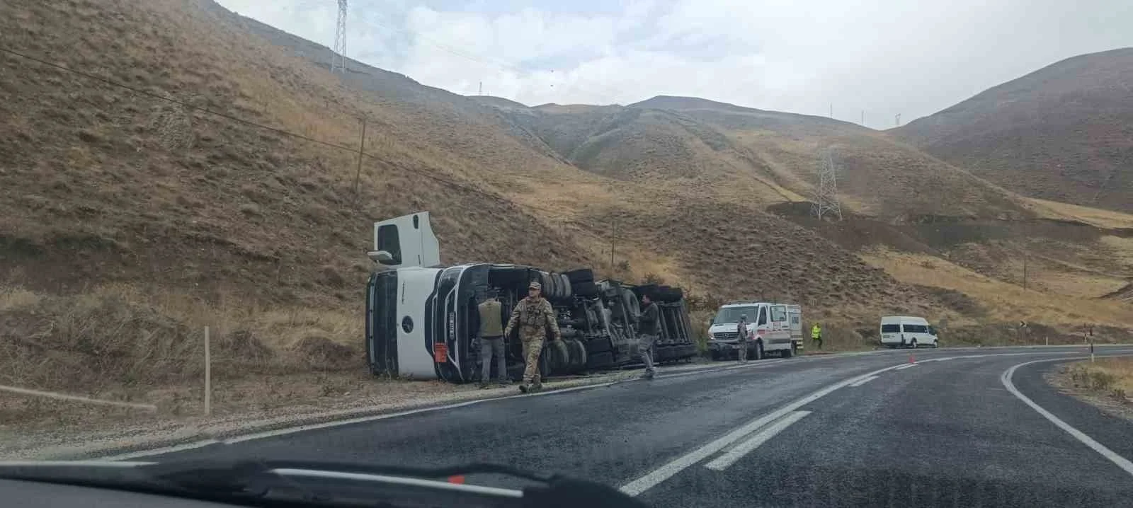 Hakkari’de virajı alamayan tanker devrildi