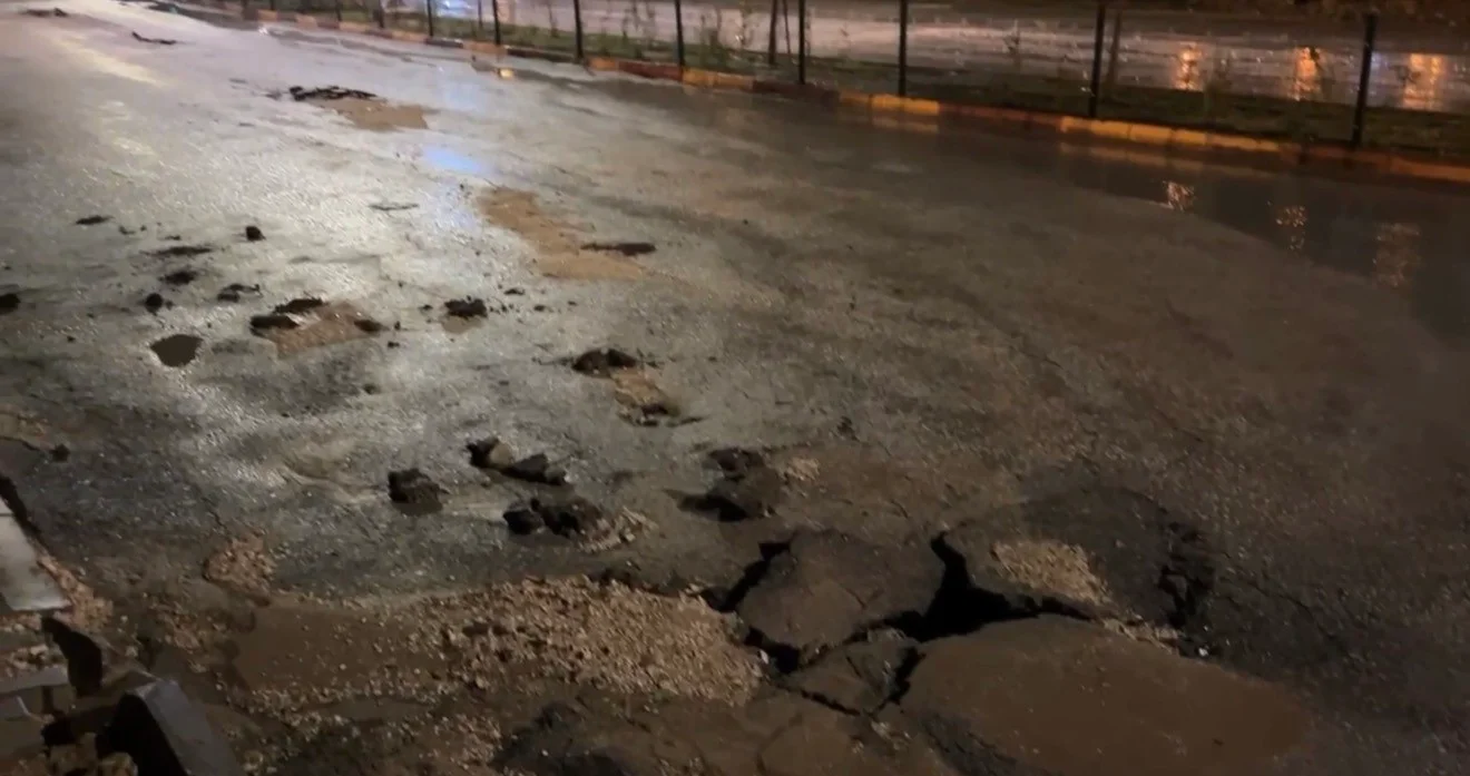 Besni’de şiddetli yağış sonrası yollar çöktü
