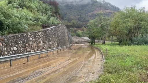 Sakarya’da toprak kayması nedeniyle iki mahalleye giriş kapandı