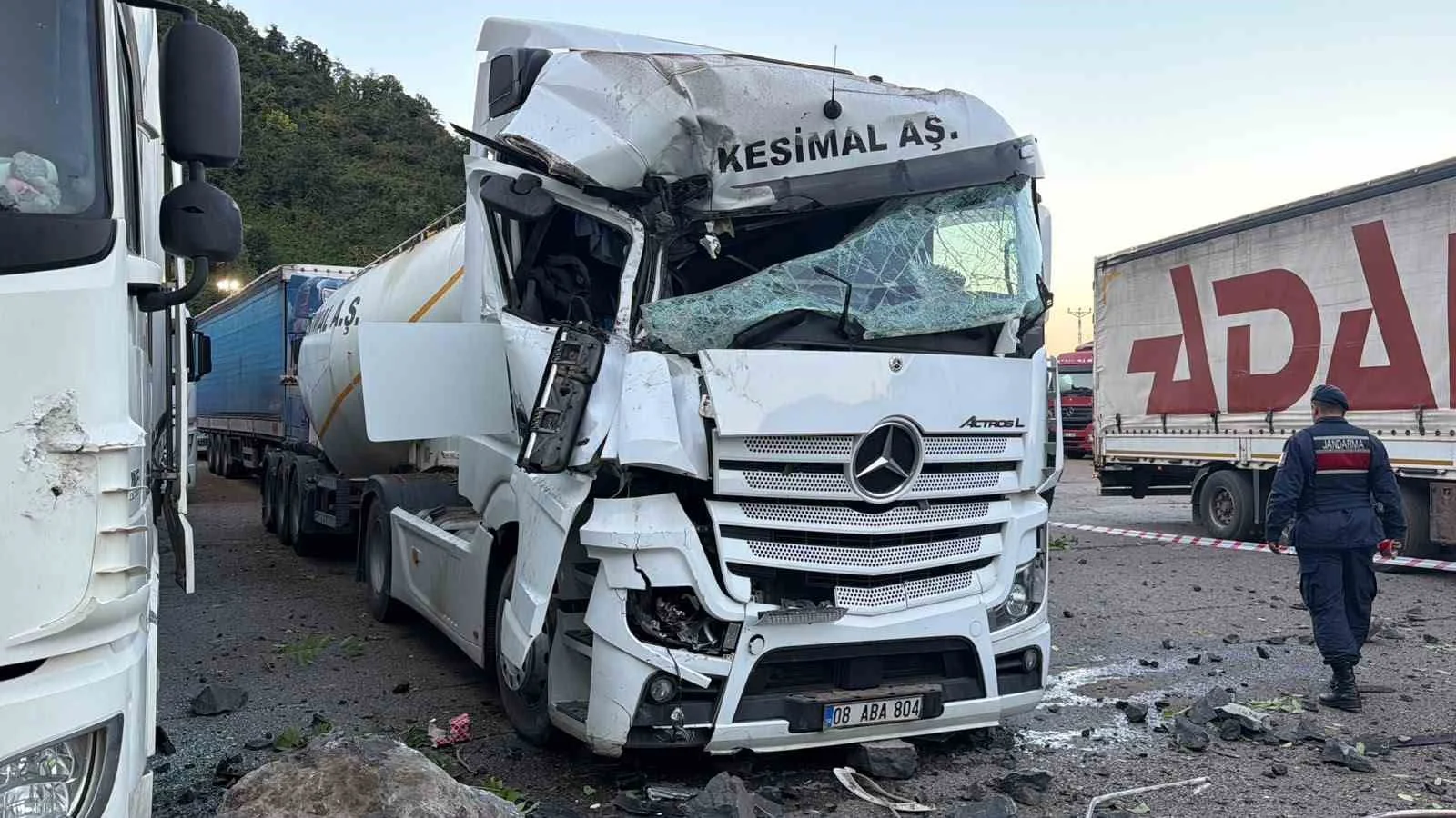 Tır parkında yamaçtan kopan dev kaya parçaları can aldı