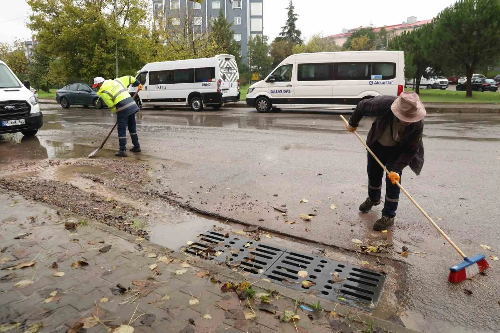 Çayırova’da sağanağa karşı ekipler gece boyunca çalıştı