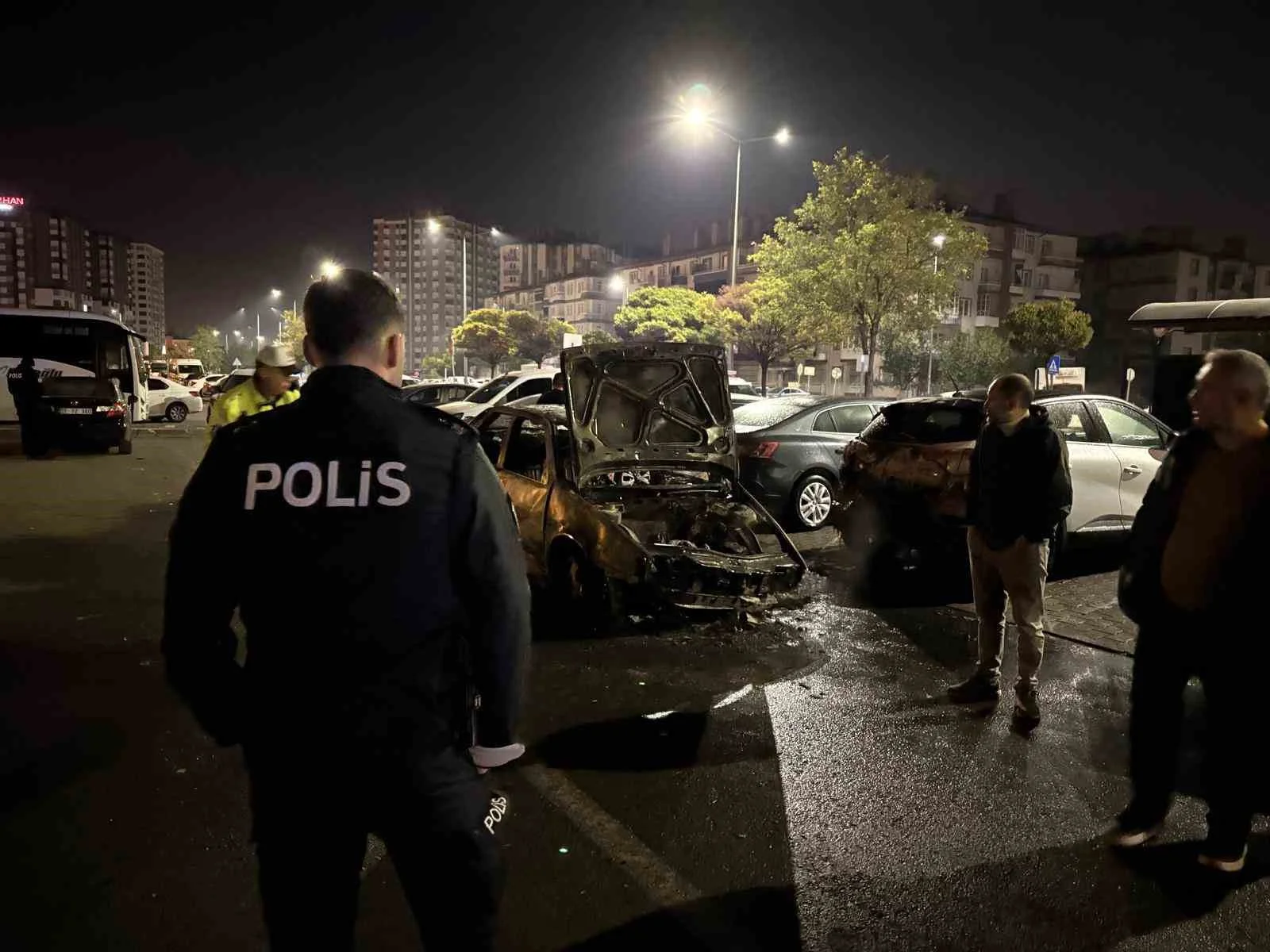 Kayseri’de kaza yapan otomobil alev aldı, park halindeki 3 araç zarar gördü: 1 yaralı