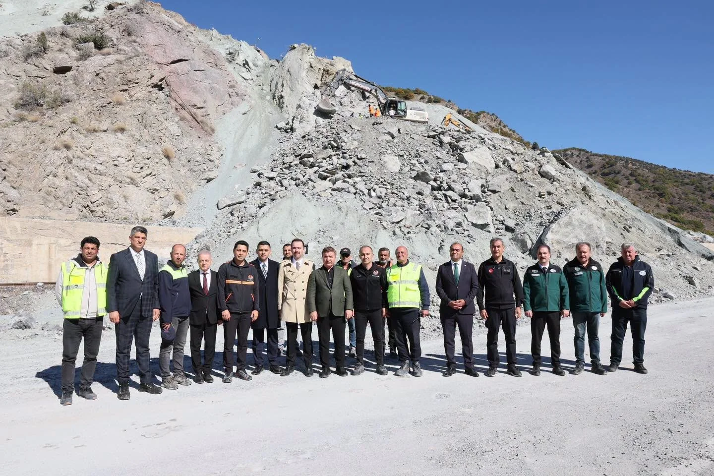 Erzincan’da heyelan nedeniyle demir yolu ve kara yolunda yürütülen çalışmalar incelendi
