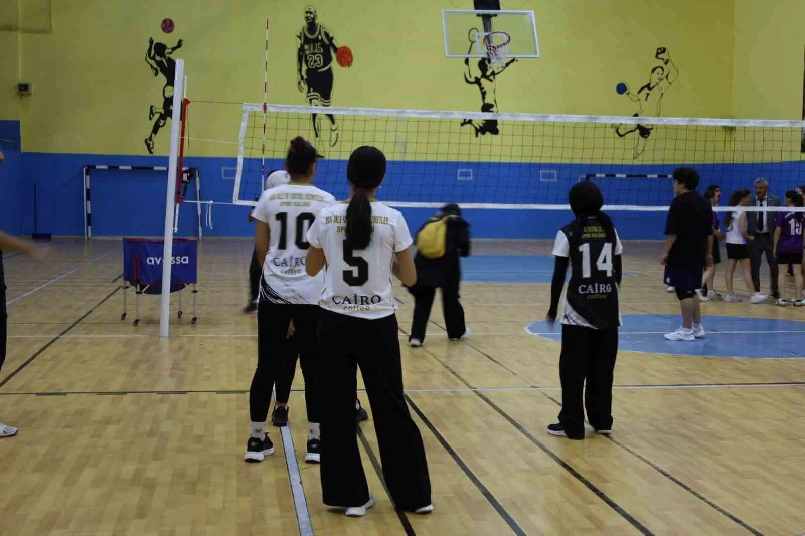 Ağrı ve Van’ın kız çocukları voleybol sahasında buluştu