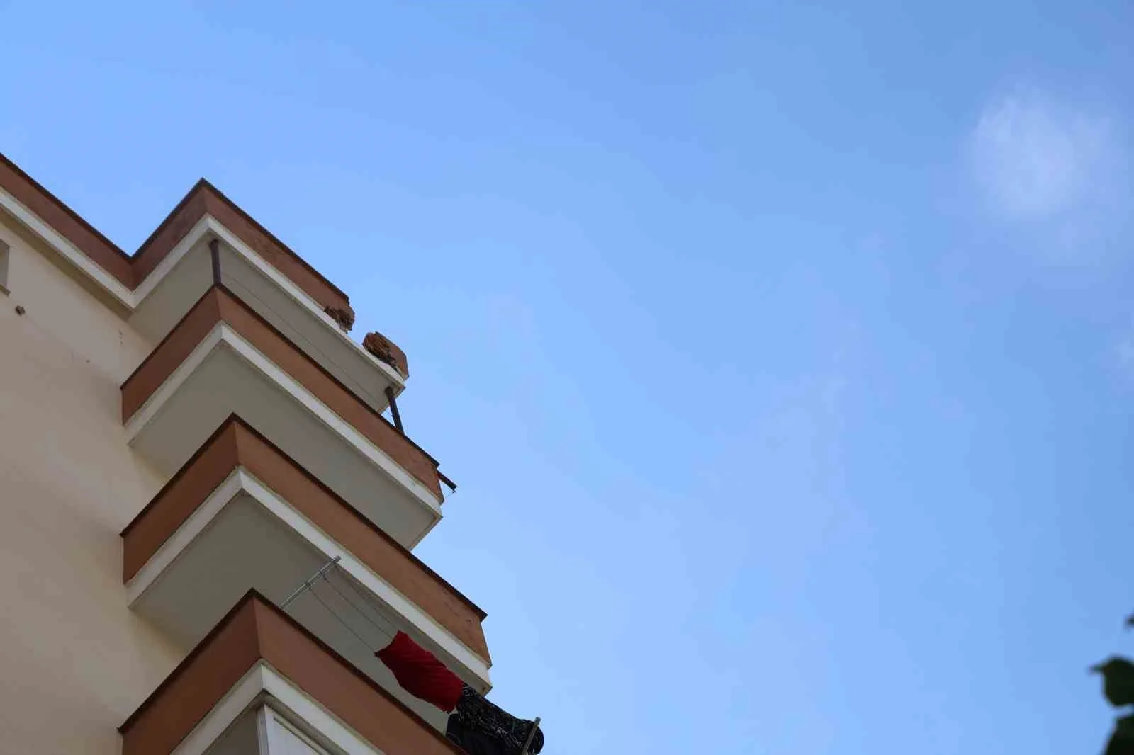 Kozan’da apartmana düşen yıldırımın oluşturduğu hasar dronla görüntülendi