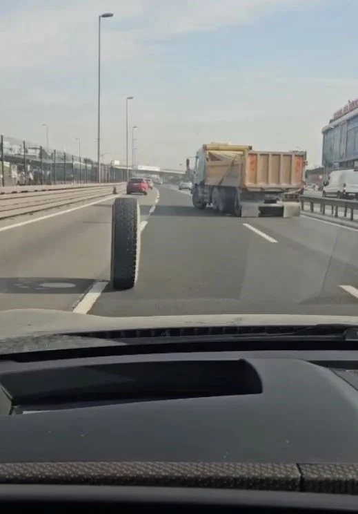 İstanbul E-5’te tehlikeli anlar kamerada: Seyir halindeki kamyonun iki tekerleği yerinden çıktı