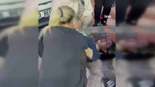 Yolda yürürken kocası tarafından bıçaklandı