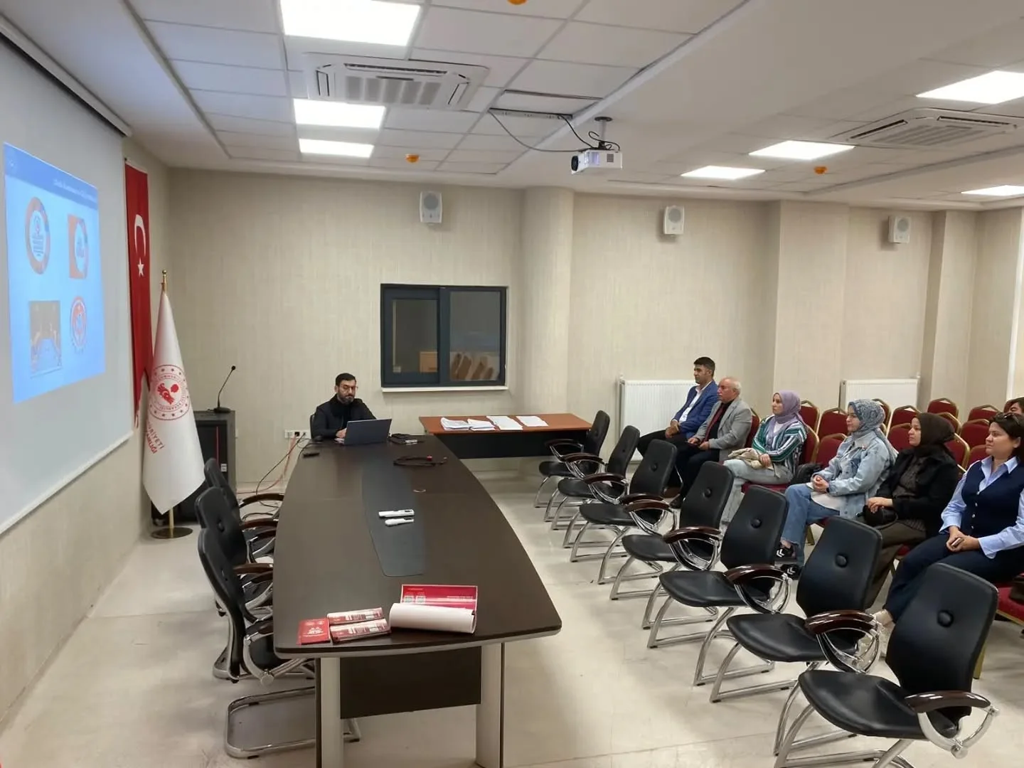 Altıntaş’ta okul idarecileri ve rehber öğretmenlere sosyal destek modeli anlatıldı