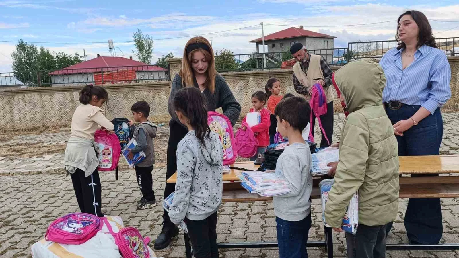 Muşlu polis memuru köy çocuklarına umut oluyor