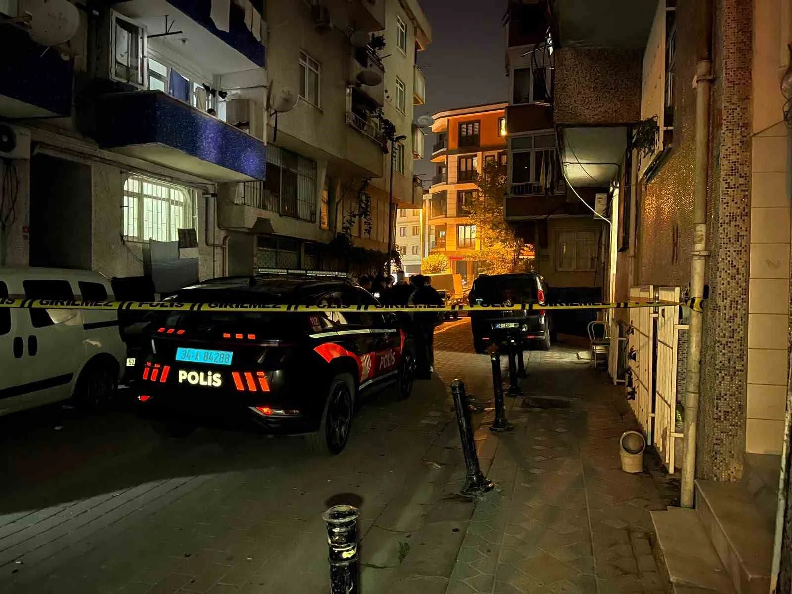 Zeytinburnu’nda ihbar üzerine adrese giden polis ekiplerine ateş açan şüpheli etkisiz hale getirildi