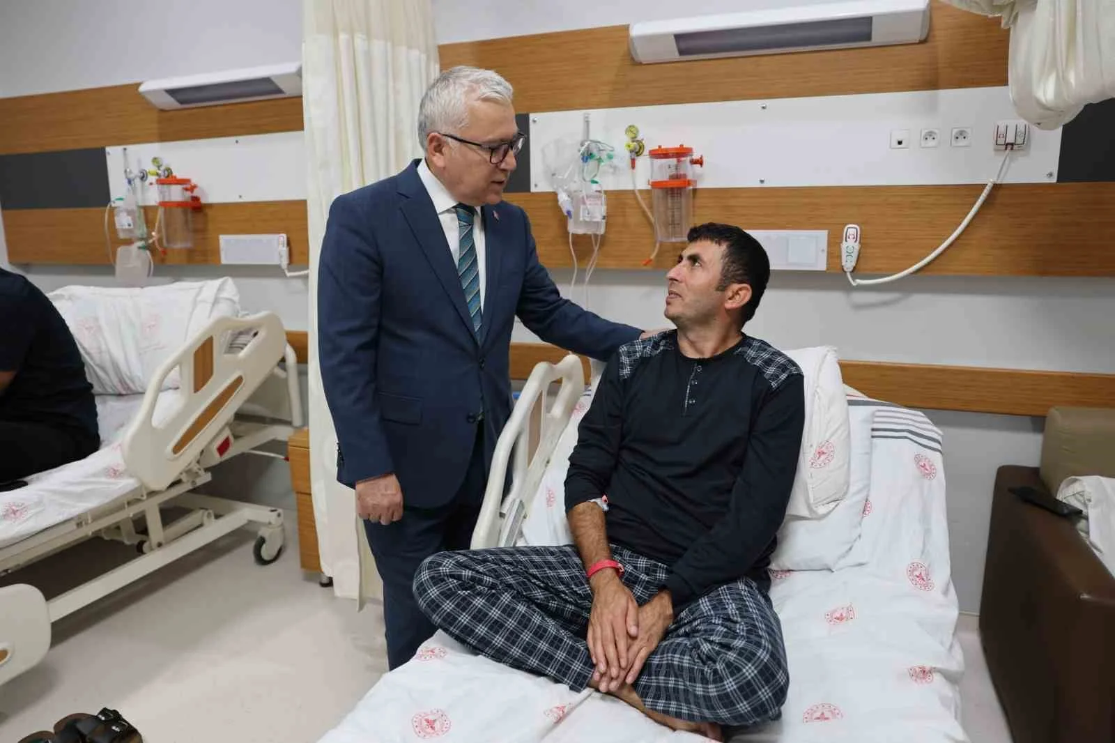 Vali Şimşek, karbonmonoksitten zehirlenen işçileri ziyaret etti