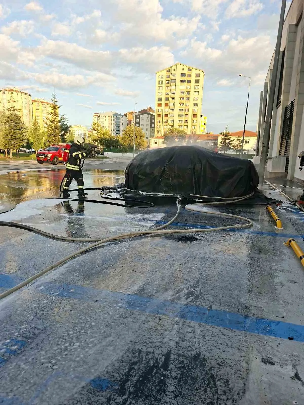 Kayseri’de elektrikli otomobil alev alev yandı